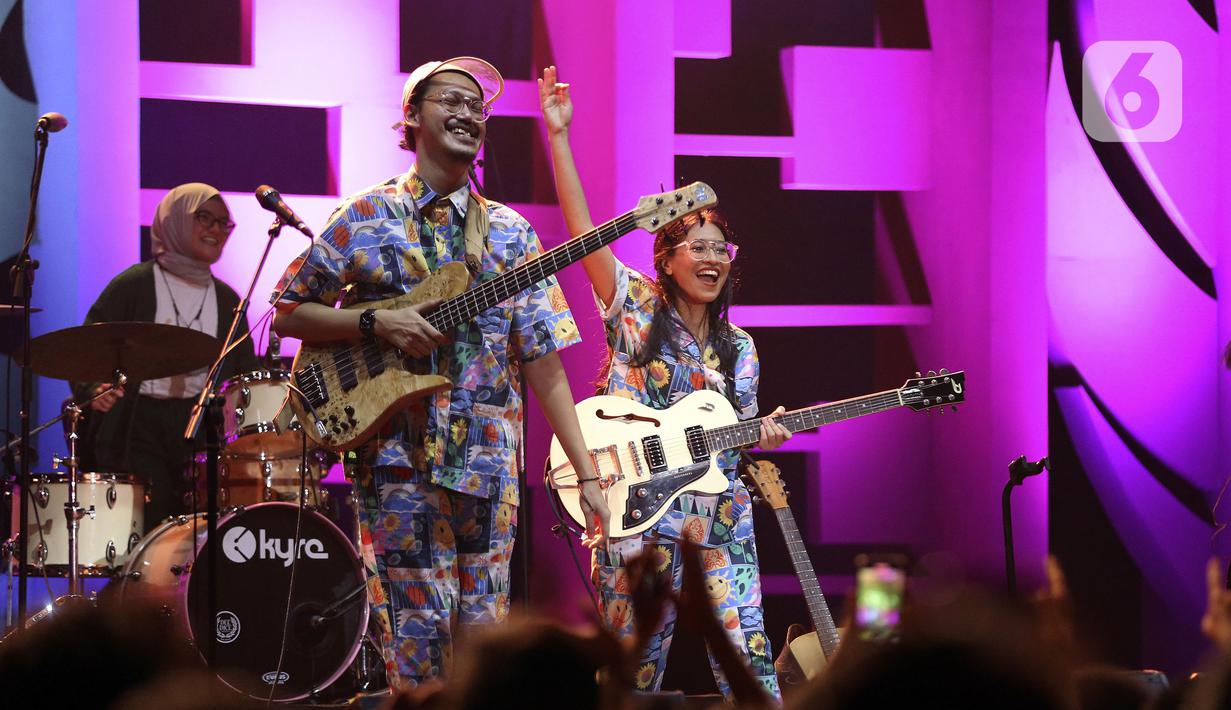 Duo musisi Endah N Rhesa tampil pada hari pertama BNI Java Jazz Festival 2022 di JIExpo Kemayoran, Jakarta, Jumat (27/5/2022). Perhelatan musik BNI Java Jazz Festival 2022 digelar pada 27-29 Mei dengan menampilkan musisi-musisi dari dalam dan luar negeri. (Liputan6.com/Johan Tallo)