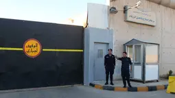 Dua polisi Jordania berjaga di pusat rehabilitasi di Zarqa, 30 kilometer timur Amman, Yordania (11/7). Zarqa merupakan kota yang terletak di sebelah utara Yordania. (AFP Photo/Khalil Mazraawi)