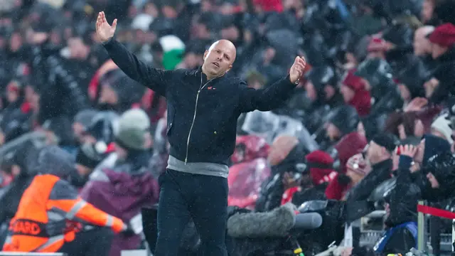Foto: Ragam Ekspresi Arne Slot Setelah Anak Asuhnya Dipecundangi PSG Lagi, Liverpool Angkat Koper dari Liga Champions