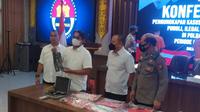 Polisi saat menunjukan barang bukti yang diamankan dari tersangka polisi gadungan. (Liputan6.com)