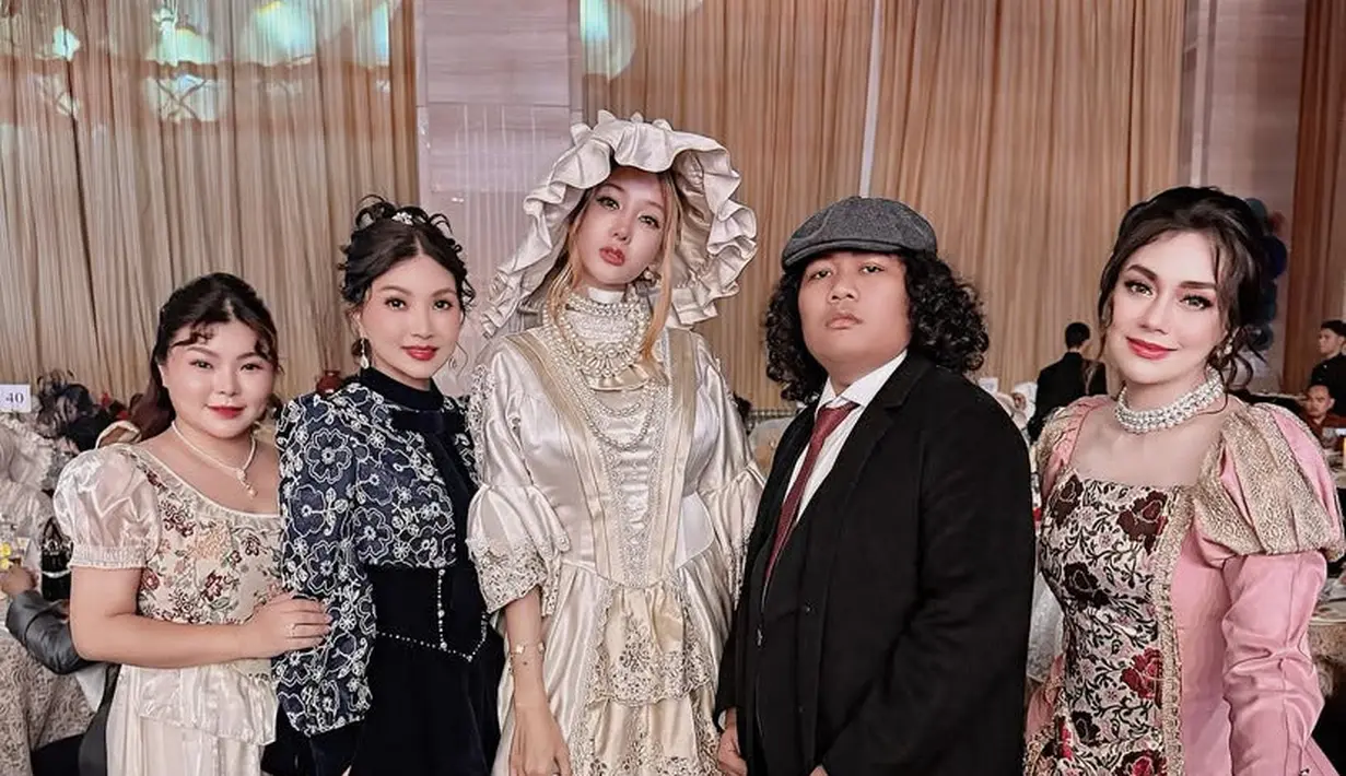 Sarwendah tampil dengan dress hitam lengan panjang yang memiliki aksen bordiran putih motif bunga. Memiliki aksen korset hitam. [@lucintaluna_manjalita]