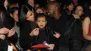 Ternyata Kim Kardashian tidak malu menunjukan detail didalam tasnya. Ia mengungkapkan sebagian besar isi tasnya adalah keperluan putri kecilnya, North West. (AFP/Bintang.com)
