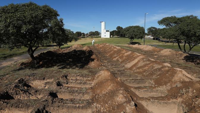 Seorang pekerja menggali tanah kuburan di pemakaman San Vicente di Cordoba, Argentina, 14 April 2020. Pemerintah kota di provinsi Argentina tengah, Cordoba telah menggali sekitar 250 kuburan untuk mengantisipasi peningkatan korban jiwa dari pandemi Covid-19. (AP/Nicolas Aguilera)