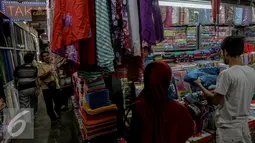 Sejumlah pembeli memilih barang dagangan di Blok III Pasar Senen, Jakarta, Rabu (24/6/2015). Para pedagang korban kebakaran Blok III Pasar Senen masih menempati kios sementara hingga gedung baru selesai. (Liputan6.com/Faizal Fanani)