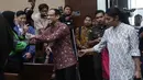 Ketika ditanya majelis hakim terkait kesehatannya, Nadiem Makarim sempat menyatakan masih membutuhkan perawatan medis selama lima hari ke depan akibat reinfeksi luka pasca-operasi. Tampak dalam foto, mantan Menteri Pendidikan, Kebudayaan, Riset dan Teknologi (Mendikbudristek), Nadiem Makarim (tengah) sesaat sebelum menjalani persidangan lanjutan di Pengadilan Tindak Pidana Korupsi Jakarta (Tipikor) Jakarta, Senin (2/2/2026). (Kapanlagi.com/Budy Santoso)
