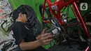 Mekanik memperbaiki dan merestorasi sepeda di Workshop Sampurna Bike Kalibata, Jakarta, Kamis (9/7/2020). Tren bersepeda yang sedang tinggi di masyarakat menjadikan permintaan perbaikan sepeda di bengkel tersebut meningkat hingga 300 persen. (Liputan6.com/Herman Zakharia)