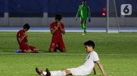 Pemain Timnas Indonesia, Osvaldo Haay dan Sani Rizky, berdoa usai melawan Timnas Laos dalam pertandingan Grup B SEA Games 2019 di Stadion City of Imus Grandstand, Filipina, Kamis (5/12/2019). Timnas U-22 Indonesia berhasil melaju semifinal setelah mengalahkan Laos 4-0. (Bola.com/M Iqbal Ichsan)