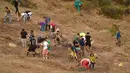 Orang-orang melakukan pekerjaan pembersihan hutan pegunungan di Taman Nasional Picos de Europa, di kota Riano, Provinsi Leon, Spanyol, pada 18 Agustus 2025. (CESAR MANSO/AFP)