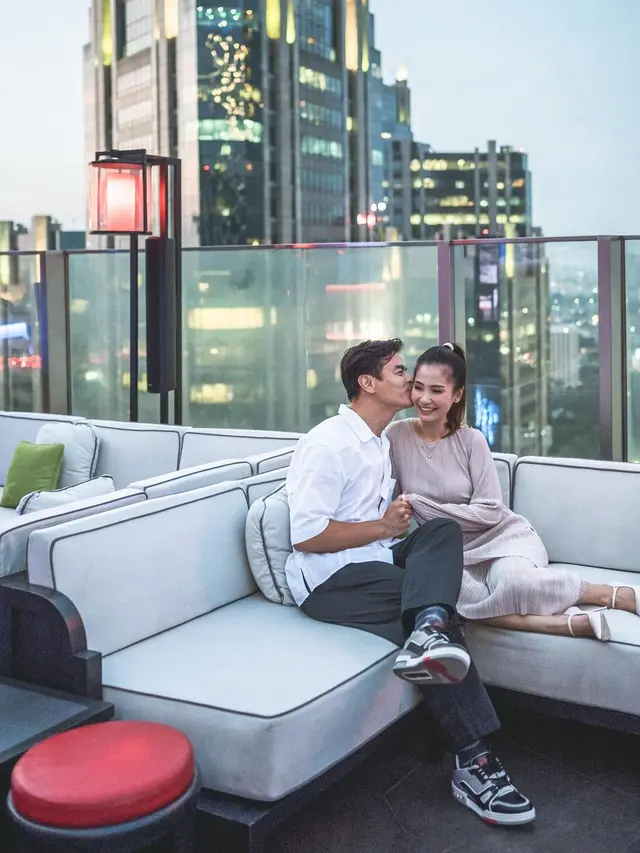 Umumkan Kehamilan Pertama, Ini 8 Potret Mesra Dion Wiyoko dan Istri