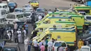 Sejumlah ambulans terlihat dekat lokasi kebakaran di Alexandria, Mesir, Senin (29/6/2020). Tujuh pasien tewas dan tujuh staf medis terluka ketika kebakaran terjadi di sebuah rumah sakit swasta di Kota Alexandria. (Xinhua/Stringer)
