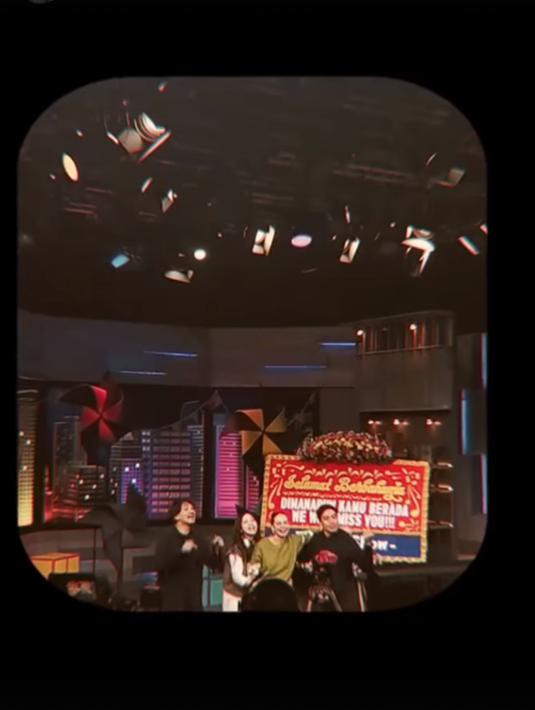 Berpisah sementara dengan sahabat yang sudah membersamainya, artis dengan nama lengkap Enzy Storia Leovarisa ini tak kuasa menahan haru. Ucapan manis dan salam perpisahan pun disampaikan oleh Desta, Vincent, dan Hesti dalam momen tersebut. Meski harus berpisah dengan Enzy, para sahabat tentunya bahagia karena Enzy telah menemukan kebahagiaan barunya bersama Molen. (Liputan6.com/IG/@enzystoria)