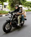 Belum lama ini, unggahan Natasha Rizky menarik perhatian warganet. Dalam unggahannya, mantan istri Desta itu terlihat bahagia dibonceng naik moge. Berikut potretnya perempuan tiga orang anak itu tampak bahagia naik motor gede alias moge. [Instagram/natasharizkynew/gradykayzel]