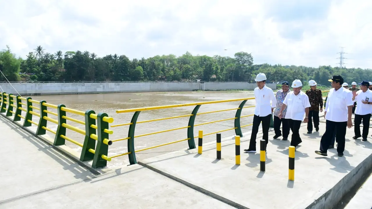 Presiden Joko Widodo (Jokowi) meresmikan Bendung Kamijoro dalam kunjungan kerjanya ke Daerah Istimewa Yogyakarta.