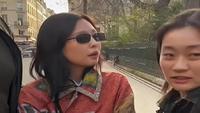 Jennie BLACKPINK Disetop Orang Saat Jalan Santai di Paris, Wajah Cemberut Jadi Sorotan