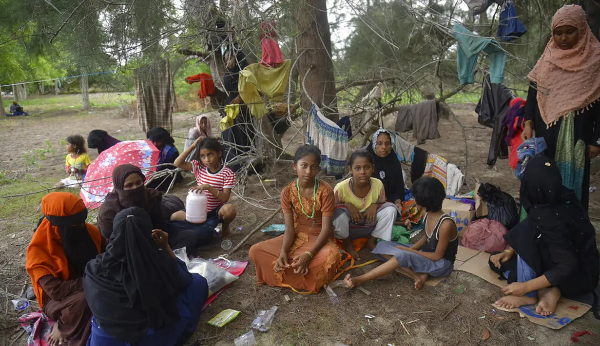 Etnis Rohingya beristirahat di pantai setelah kapal mereka terdampar di Pulau Idaman, Aceh Timur, Aceh, Jumat (4/6/2021). Mereka sudah terombang-ambing di laut selama empat hari sebelum terdampar di Pulau Idaman. (AP Photo/Rahmat Mirza)