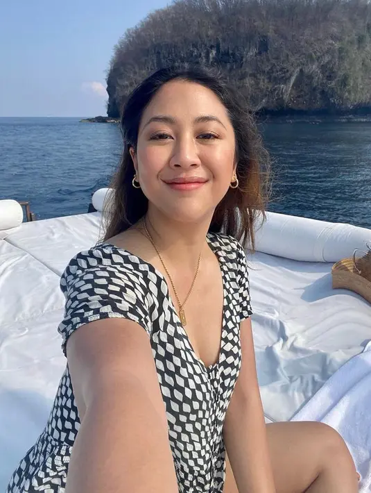 Hanya tampak mengenakan lipstik tipis glossy, selfie Sherina pun cuti perhatian. Ia menampilkan wajah glowingnya. [@sherinamunaf]