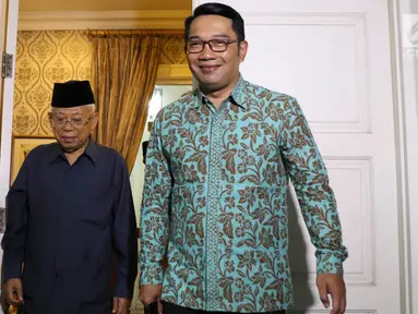 Gubernur Jawa Barat Ridwan Kamil tersenyum saat mengunjungi kediaman calon wakil presiden nomor urut 01 Ma'ruf Amin di Jalan Situbondo, Menteng, Jakarta Pusat, Selasa (12/2). (Liputan6.com/Immanuel Antonius)