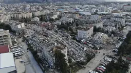 Foto udara menunjukkan kehancuran di pusat kota Hatay, Turki selatan, Selasa (7/2/2023). Korban tewas akibat gempa dahsyat Turki melonjak di atas 5.000 dan diperkirakan akan meningkat karena tim penyelamat terus mencari korban tewas dan korban selamat di puluhan bangunan yang runtuh di seluruh wilayah. (IHA via AP)