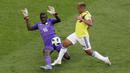 Kiper Senegal, Khadim Ndiaye (kiri) berusaha menghalau bola dari kaki pemain Kolombia, Luis Muriel pada laga terakhir grup H di Samara Arena, Samara, Rusia, (28/6/2018). Kolombia menang 1-0. (AP/Gregorio Borgia)