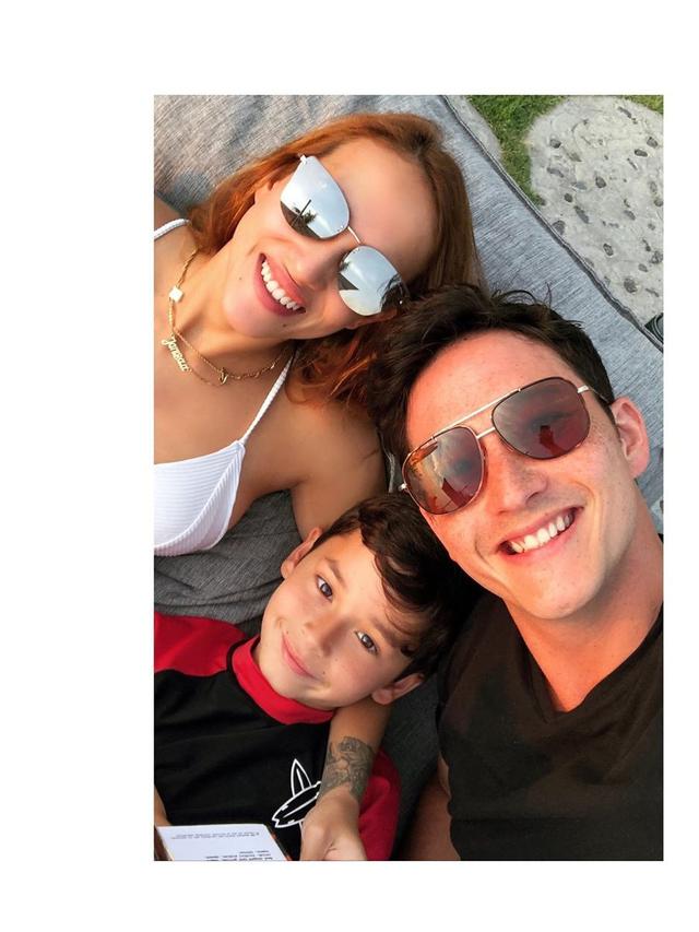 6 Potret Kedekatan Putra Mike Lewis dan Calon Ibu Sambungnya