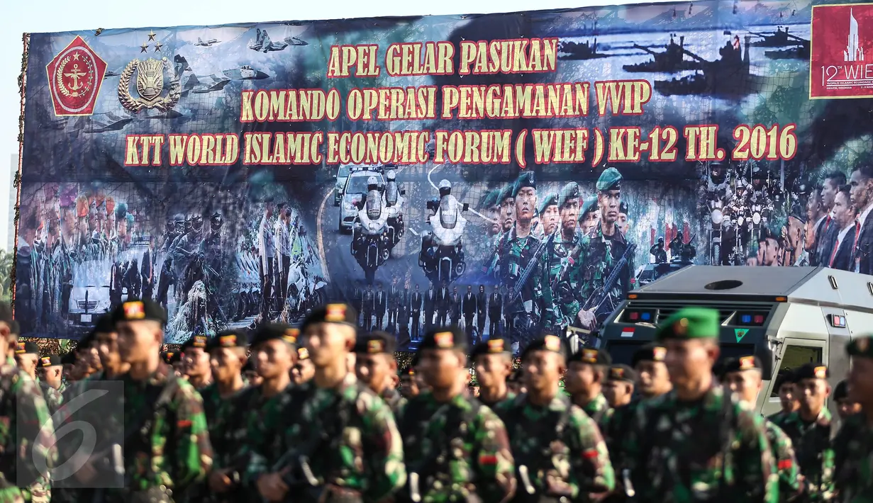 Sejumlah pasukan TNI-Polri bersiap mengikuti upacara gelar pasukan di Jakarta, Kamis (28/7). Sebanyak 10.150 personel TNI dikerahkan untuk pengamanan KTT Luar Biasa World Islamic Economic Forum (WIEF) ke-12 pada 2-4 Agustus. (Liputan6.com/Faizal Fanani)