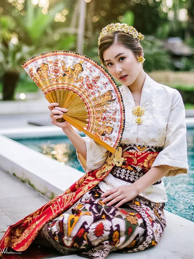 Potret Boy William dan Karen Vendela Pakai Busana Adat Bali, Tampil Serasi. (Sumber: Instagram/wikankaphotography)