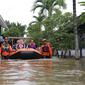 Menteri Ketenagakerjaan Ida Fauziyah menaiki perahu karet milik Badan Penanggulangan Bencana Daerah (BPBD) untuk menerobos masuk BBPLK yang tergenang banjir setinggi 1,5 meter.