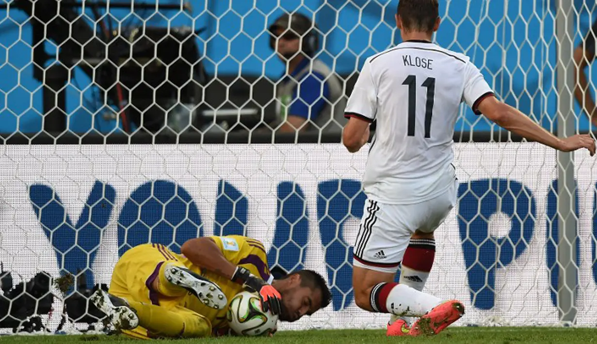 Kiper Argentina Sergio Romero membuat menyelamatan dari ancaman Miroslav Klose saat final World Cup 2014 antara Jerman vs Argentina di Stadion Maracana, Rio de Janeiro pada 13 Juli 2014.  (AFP Photo/Pedro Ugarte)