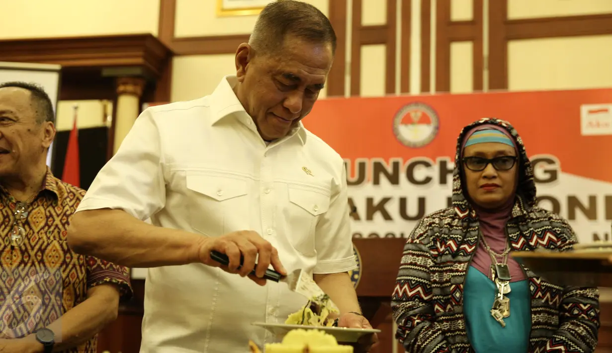 Menteri Pertahanan, Ryamizard Ryacudu memotong tumpeng saat peluncuran Gebyar Aku Indonesia di Jakarta, Kamis (17/3/2016). Gebyar Aku Indonesia ini ditujukan untuk mensosialisasikan kesadaran bela negara di kalangan muda. (Liputan6.com/Faizal Fanani)