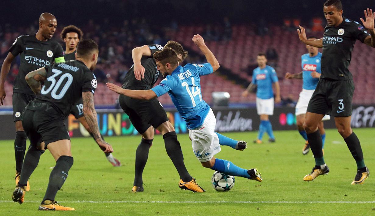 Aksi pemain Napoli, Dries Mertens saat menerobos pertahanan Manchester City pada laga Liga Champions grup F di San Paolo stadium, Naples, (1/11/2017). City menang 4-2. (Cesare Abbate/ANSA via AP)