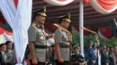 Jenderal Badrodin Haiti dan Jenderal Tito Karnavian berdiri di atas mimbar dalam upacara sertijab Kapolri di Stadion PTIK, Jakarta, Kamis (14/7). Badrodin Haiti resmi menyerahkan tongkat komando Kapolri kepada Tito Karnavian. (Liputan6.com/Helmi Afandi)