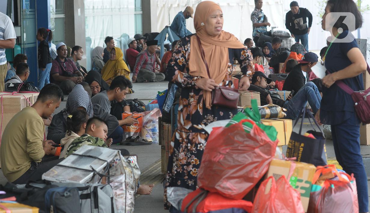 Kementerian Perhubungan (Kemenhub) memprediksikan Terminal Bus Pulogebang akan terus dipadati pemudik yang akan pulang ke daerah masing-masing merayakan lebaran bersama keluarga. (merdeka.com/Imam Buhori)
