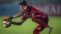 Kiper Semen Padang, Jandia Eka Putra, melakukan pemanasan sebelum melawan PS TNI pada laga Liga 1 di Stadion Pakansari, Bogor, Minggu (30/7/2017). PS TNI menang 2-1 atas Semen Padang. (Bola.com/Vitalis Yogi Trisna)