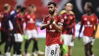 Bruno Fernandes dari Manchester United menyapa setelah pertandingan Premier League Summer Series antara Manchester United dan Everton FC di Stadion Mercedes-Benz pada 3 Agustus 2025 di Atlanta, Georgia. (AJ Reynolds/Getty Images via AFP)