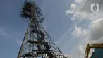 Pekerja menyelesaikan proyek strategis nasional SUTET 500 KW Muara Tawar-Bekasi di Rawa Bebek, Jakarta, Jumat (10/12/2021). PT PLN (Persero) Unit Induk Pembangunan Jawa Bagian Barat (PLN UIP JBB) sepanjang 2020 merampungkan 22 proyek jaringan. (merdeka.com/Imam Buhori)