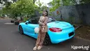 Potret Rey dengan salah satu mobil mewahnya. Saat terpuruk, Pablo dan suami bekerja keras tak kenal lelah. Pablo Benua tetap berusaha mencari job sebagai lawyer. [Foto: KapanLagi.com®/Budy Santoso]
