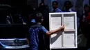 Narapidana yang akan dieksekusi mati menuliskan pesan di balik lukisan karya  Myuran Sukumaran, Nusakambangan, Jawa Tengah, Selasa (28/4/2015) . Lukisan itu merupakan lukisan terakhir Myuran (Liputan6.com/Yoppy Renato)