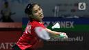 Pebulutangkis tunggal putri Indonesia, Gregoria Mariska Tunjung mengembalikan kok ke arah Han Yue (China) di babak Perempat Final Indonesia Masters 2023 di Istora Senayan, Jakarta, Jumat (27/1/2023). Gregoria menyerah dalam pertarungan panjang 1 jam 4 menit di Istora Senayan. (Liputan6.com/Helmi Fithriansyah)