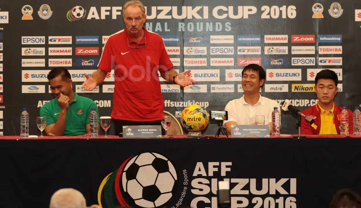 Alfred Riedl terlihat bercanda saat mengikuti press conference jelang Semifinal AFF Cup 2016 di Aston Hotel, Sentul, (2/12/2016). (Bola.com/Nicklas Hanoatubun)