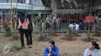 Sejumlah pegawai oulet tertegun menyaksikan penyegelan Mal Tebet Green, Jakarta, Kamis (23/7/15). Pegawai khawatir perusahaannya akan memutuskan hubungan kerja secara sepihak usai kejadian ini. (Liputan6.com/Herman Zakharia)
