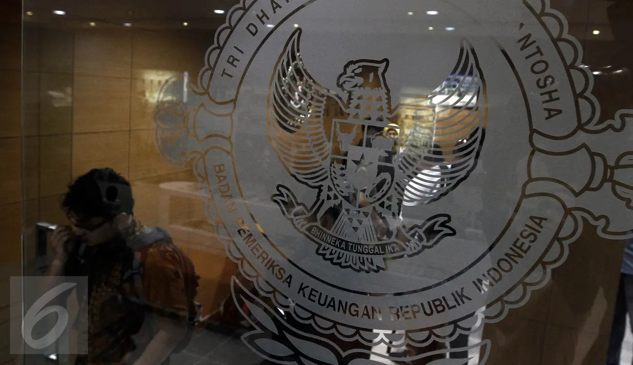 Ketua BPK Harry Azhar Aziz dilaporkan ke Komite Etik BPK oleh kelompok yang menamakan diri "Koalisi Selamatkan BPK", Jakarta, Selasa (26/4). Harry Azhar dilaporkan atas dugaan pelanggaran kode etik terkait dengan Panama Papers. (Liputan6.com/Johan Tallo)