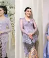 Kebaya full payet silver yang dikenakan Melody Laksani semakin mewah dipadukan aksesori kalung etnik dan sunting Palembang. [@melodylaksani92].