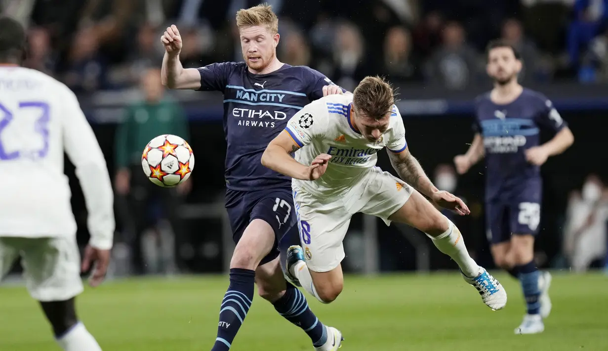 <p>Meski sempat dibuat keteteran, City juga memberikan perlawanan. Pasukan Pep Guardiola terus megancam lini pertahanan Los Blancos namun Thibaut Courtois mampu menggagalkannya. (AP/Bernat Armangue)</p>