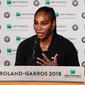 Petenis Amerika Serikat, Serena Williams menggelar konferensi pers terkait pengunduran dirinya dari Prancis Terbuka di Roland Garros, Paris, Senin (4/6). Serena Williams mundur hanya beberapa saat jelang melawan Maria Sharapova. (Pauline BALLET/FFT/AFP)
