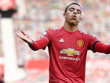 Striker Manchester United, Mason Greenwood, melakukan selebrasi usai mencetak gol ke gawang Burnley pada laga Liga Inggris di Stadion Old Trafford, Minggu (18/4/2021). MU menang 3-1 Burnley. (Photo by GARETH COPLEY/POOL/AFP)