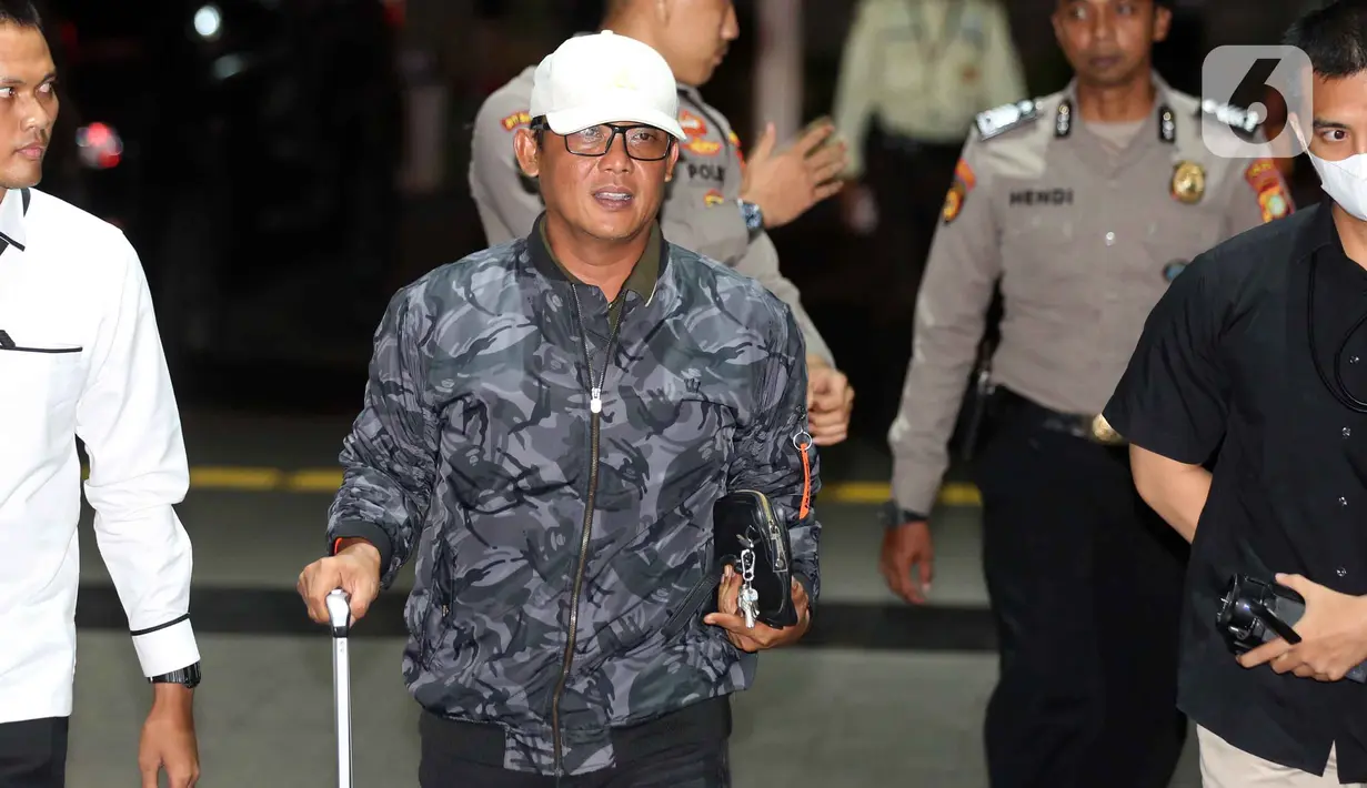 Penangkapan tersebut dikabarkan berkaitan dengan dugaan suap perihal pengesahan Rancangan Anggaran Pendapatan dan Belanja Daerah (RAPBD). Tampak dalam foto, Bupati Lampung Tengah, Ardito Wijaya saat tiba di Gedung Merah Putih Komisi Pemberantasan Korupsi (KPK), Jakarta, Rabu (10/12/2025). (Liputan6.com/Helmi Fithriansyah)