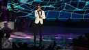 Penyanyi muda berbakat, Afgansyah Reza atau Afgan tampil di atas panggung perayaan HUT 26 SCTV di Istora Senayan, Jakarta, Rabu (24/8). Pada kesempatan itu, Afgan berkolaborasi dengan Raisa menyanyikan lagu 'Percayalah'. (Liputan6.com/Herman Zakharia)