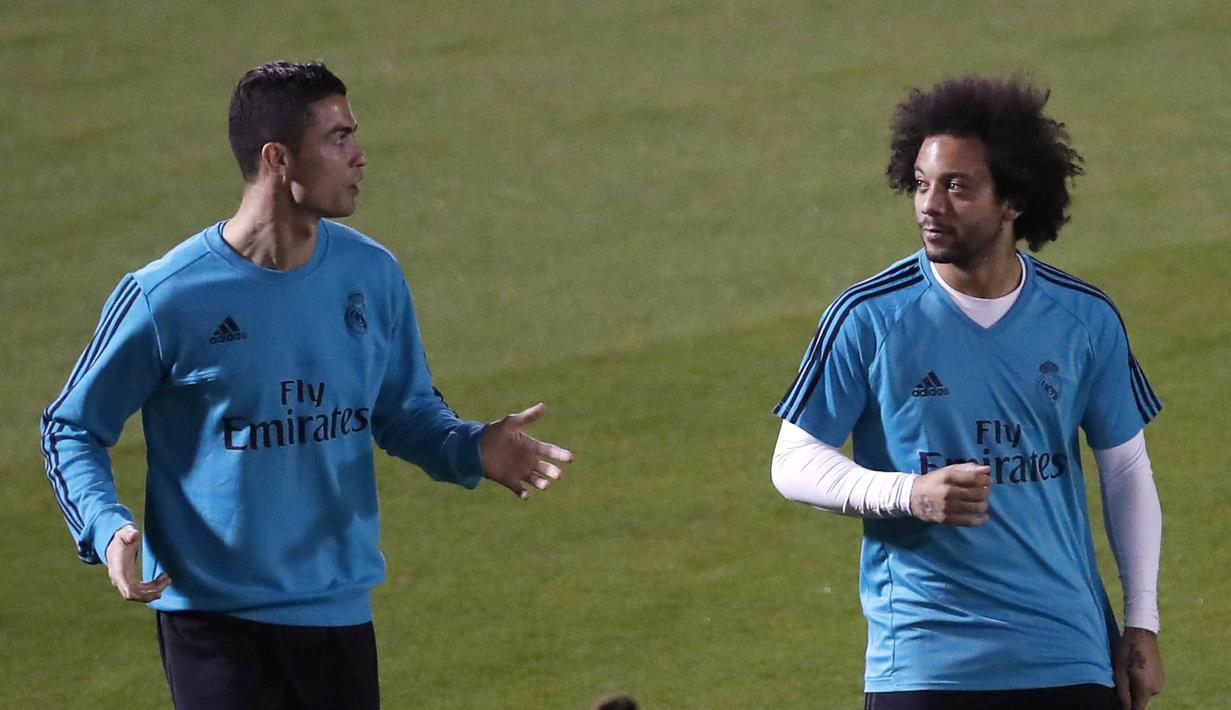 Striker Real Madrid, Cristiano Ronaldo berbincang dengan Marcelo saat latihan jelang laga final Piala Dunia Antarklub 2017 di Abu Dhabi, Kamis (14/12/2017). Real Madrid akan berhadapan dengan Gremio. (AP/Hassan Ammar)