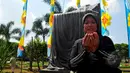 Keluarga korban Tragedi Mei 98 terlihat terisak di dekat Prasasti Tragedi Mei 98 di TPU Pondok Ranggon, Jakarta Timur, Rabu (13/5/2015). Prasasti tersebut menjadi pengingat negara agar tak terulang lagi. (Liputan6.com/Yoppy Renato)