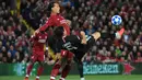 Striker PSG, Edinson Cavani, berebut bola dengan bek Liverpool, Virgil van Dijk, pada laga Liga Champions di Stadion Anfield, Liverpool, Selasa (18/9/2018). Liverpool menang 3-2 atas PSG. (AFP/ Paul Ellis)